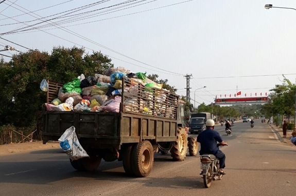 Dùng xe “độ chế” gom rác, gây ô nhiễm môi trường 